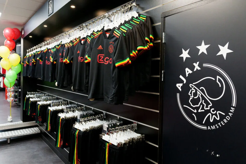 Ajax homenageia Bob Marley em camisa para a temporada 2021/22